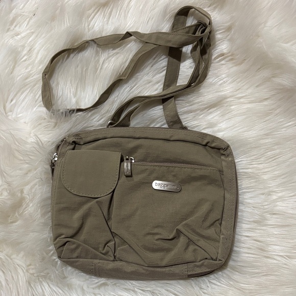 Small Baggallini Tan Purse - Picture 1 of 3